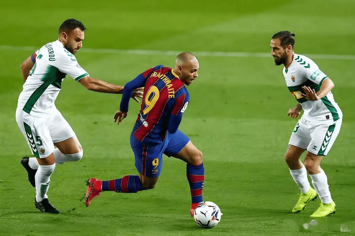 爱游戏娱乐-巴萨前锋破解对手防线,领先其他射手一步进攻