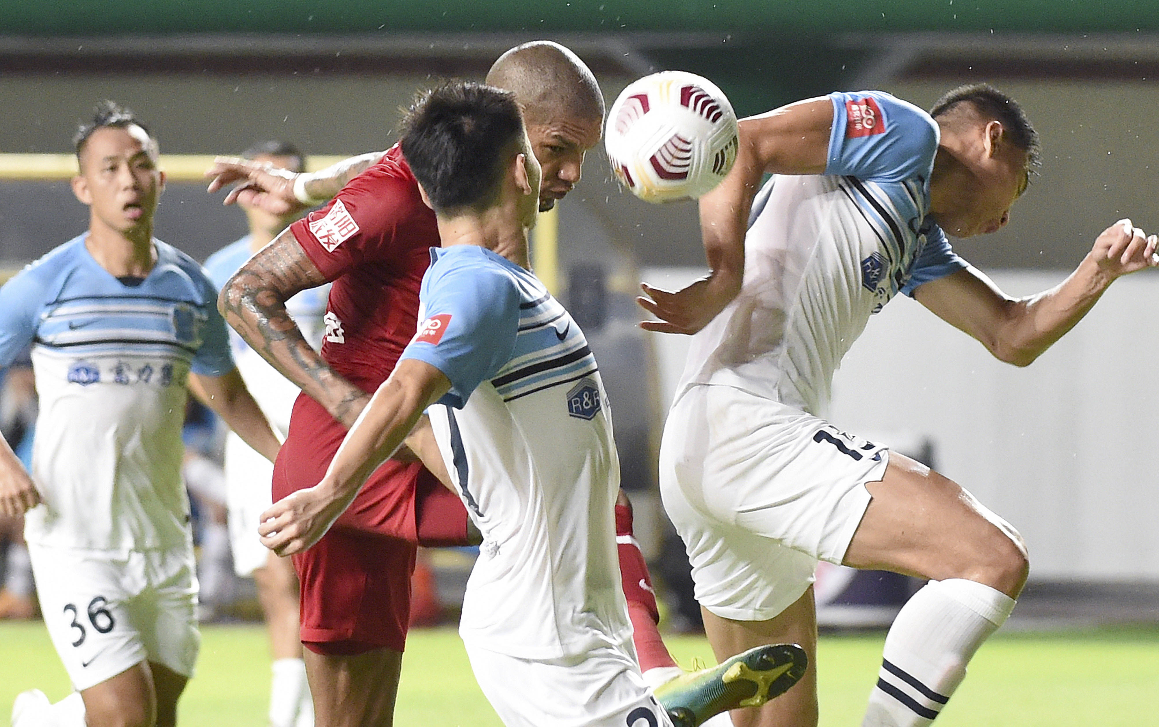 精彩足球比赛中球队展现出强大实力的句子